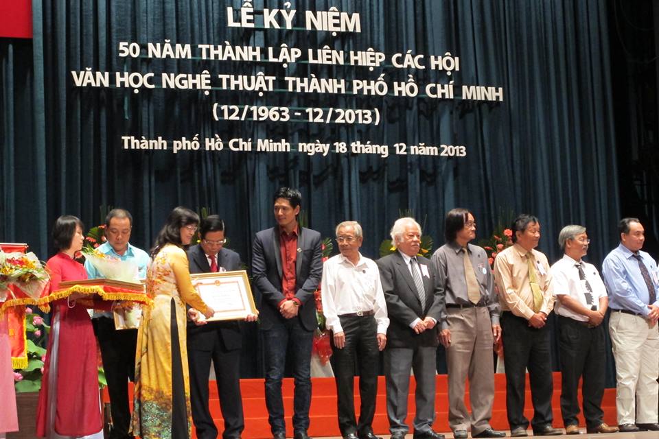 Diễn viên Bình Minh đại diện Hội Điện ảnh TP.HCM nhận bằng khen